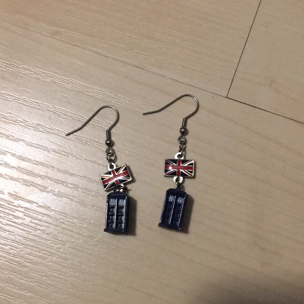 🐳TWO FOR $9🐳 Doctor Who Tardis dangle earrings